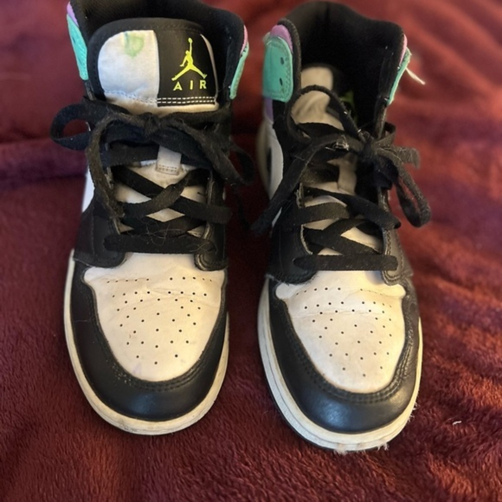 Nike Air Jordan’s Youth Sz 6.5 (similar to women’s 9/EU 39)